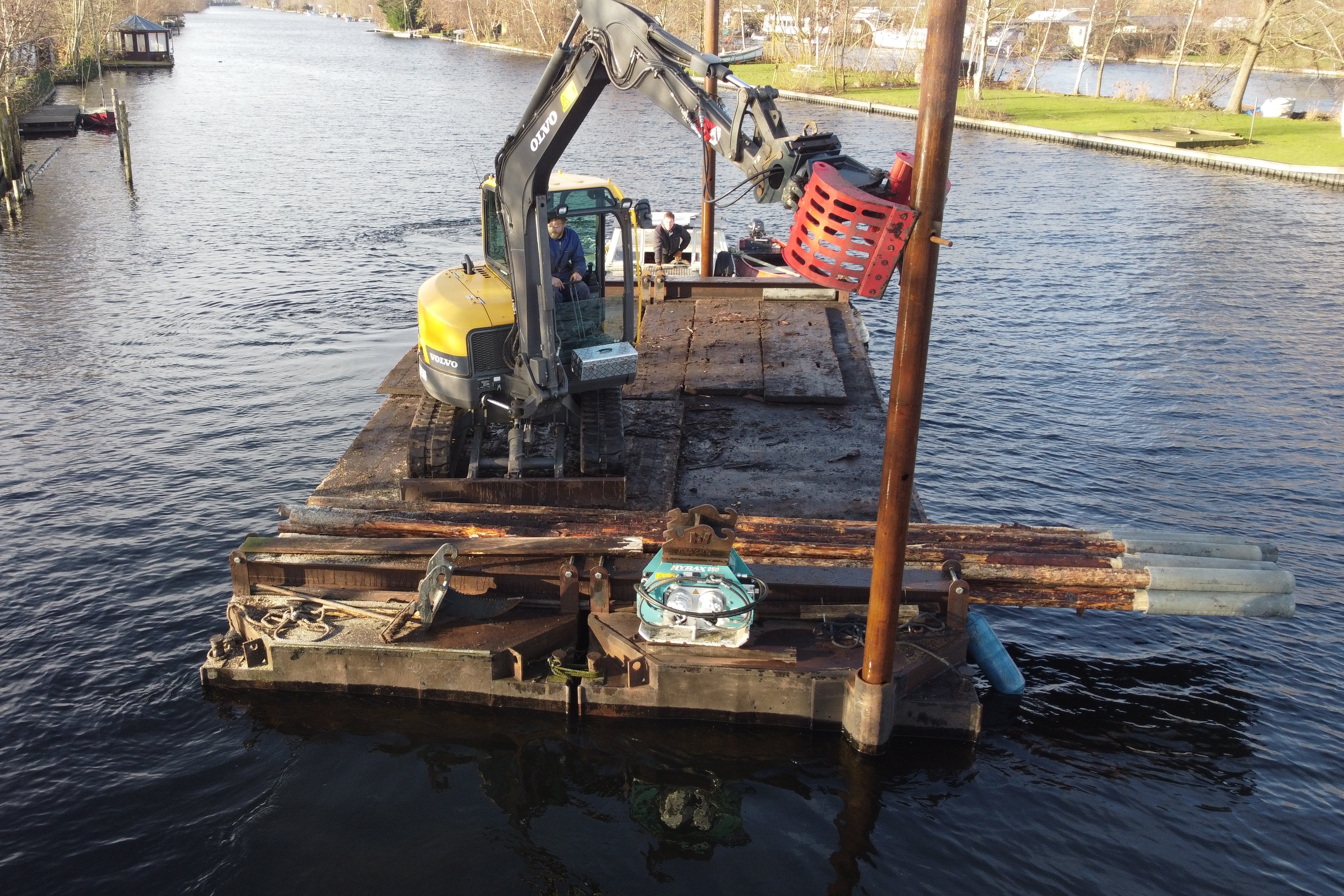 Ponton met kraan op het water in Vinkeveen